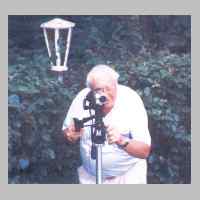 080-2265 14. Treffen vom 3.-5. September 1999 in Loehne - Otto, der Organisator der Pregelswalder beim Filmen.JPG